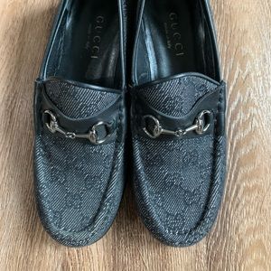 Gucci loafer canvas with leather trimmings.